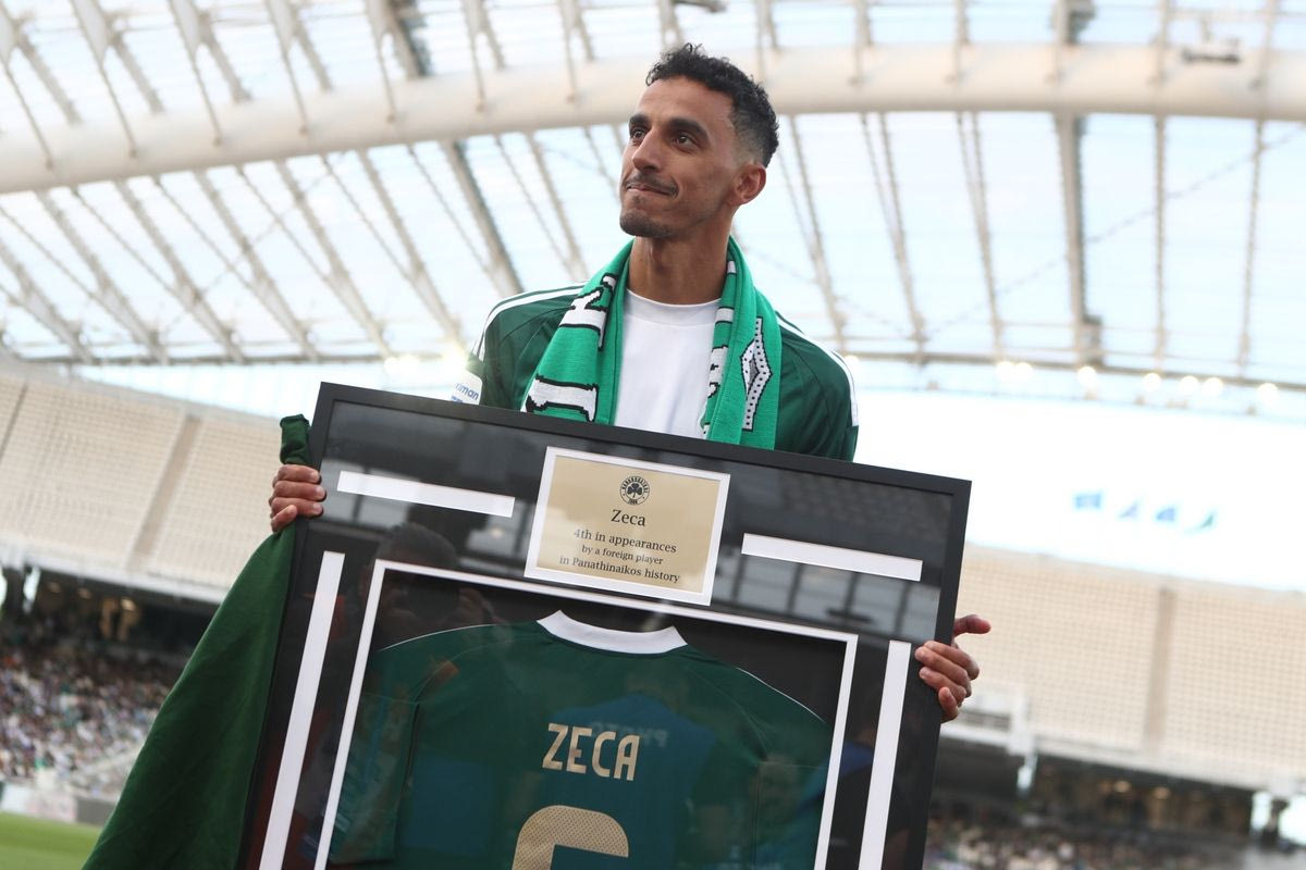 Ο Κάρλος Ζέκα με την τιμητική φανέλα