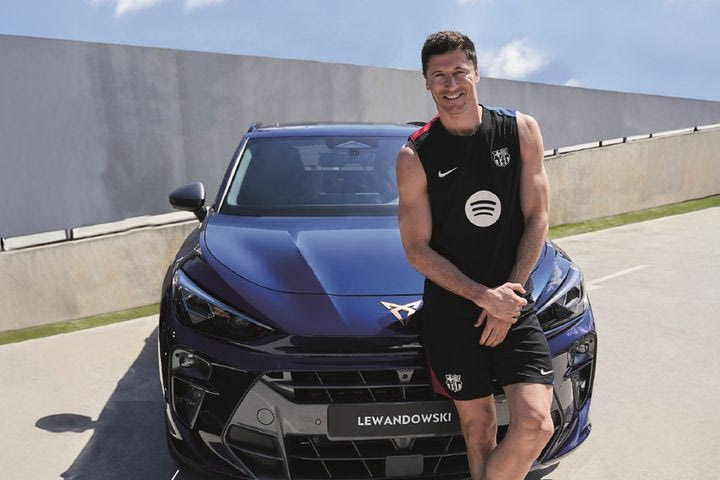 Οι παίχτες της Μπαρτσελόνα πήραν τα καινούργια τους SUV από την Cupra- Τι οδηγεί ο Λεβαντόφσκι