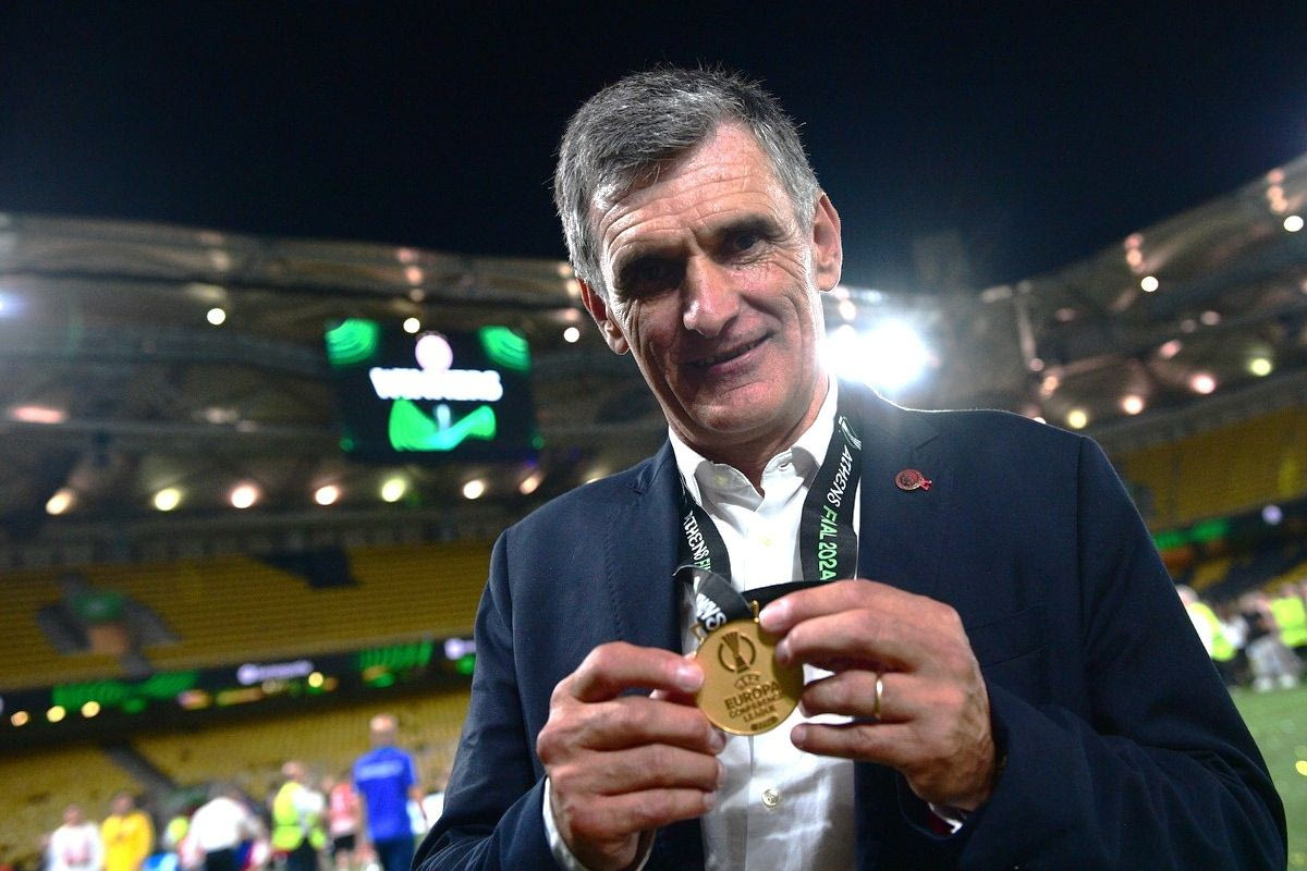 O Μεντιλίμπαρ με το μετάλλιο του Conference League