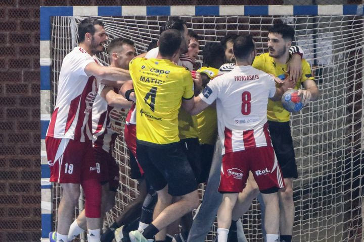 Η ένταση και η σύρραξη ανάμεσα στους παίκτες του Ολυμπιακού και της ΑΕΚ