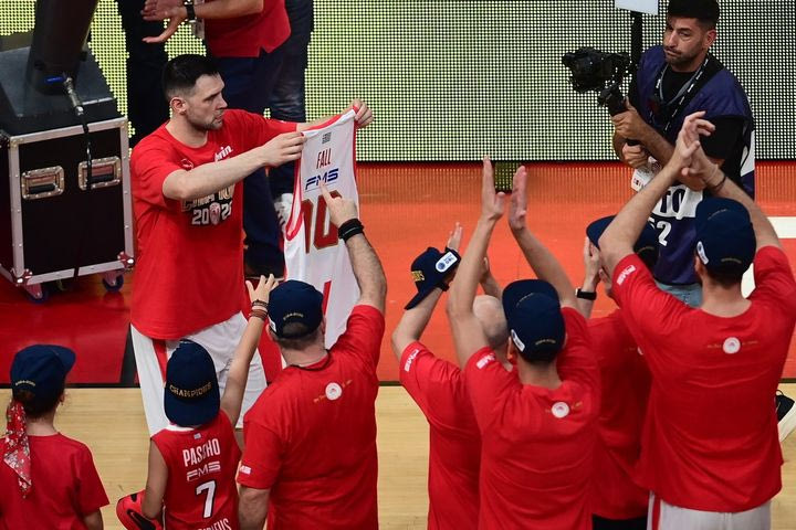 Ολυμπιακός: Ο Παπανικολάου στη φιέστα των Πειραιωτών με φανέλα του Φαλ