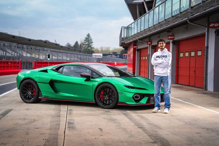 Ένας πρωταθλητής του MotoGP με μια Lamborghini στη πίστα: Δείτε τον Πέκο Μπανάια να οδηγεί την Temerario