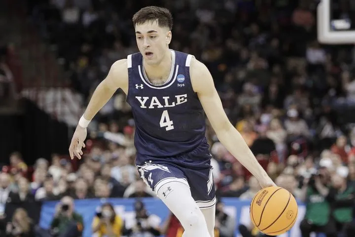 Ο Τζον Πουλακίδας έδωσε τα χέρια με τους Λος Άντζελες Κλίπερς