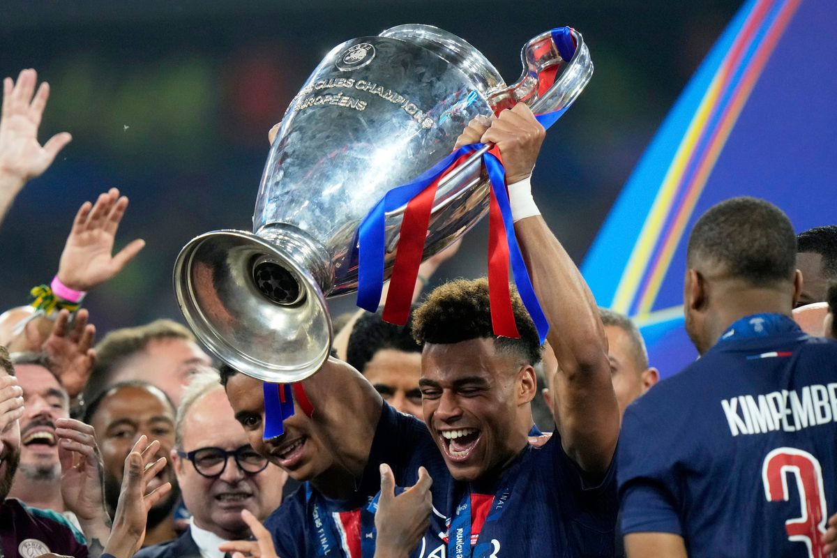 O Ντουέ σηκώνει το Champions League