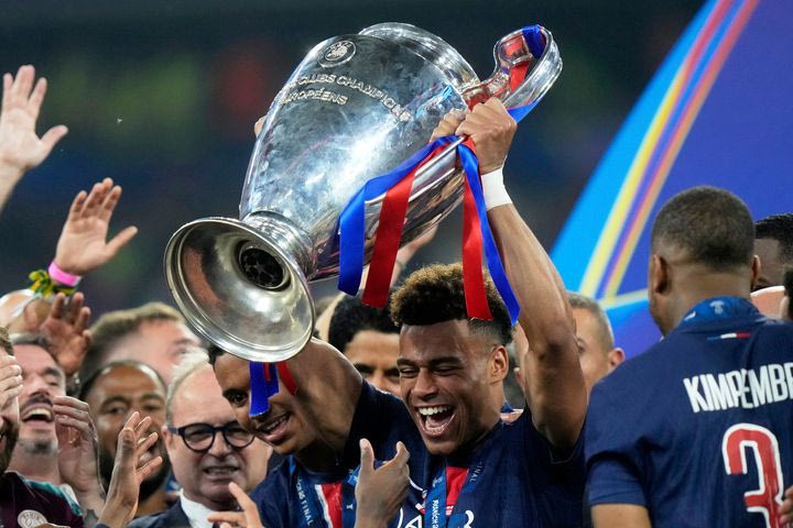 O Ντουέ σηκώνει το Champions League