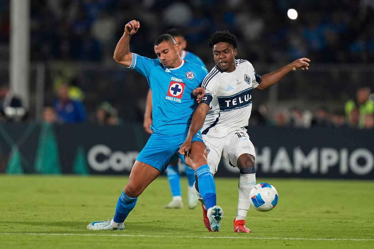 Ο Γιακουμάκης με τη φανέλα της Κρουζ Αζούλ