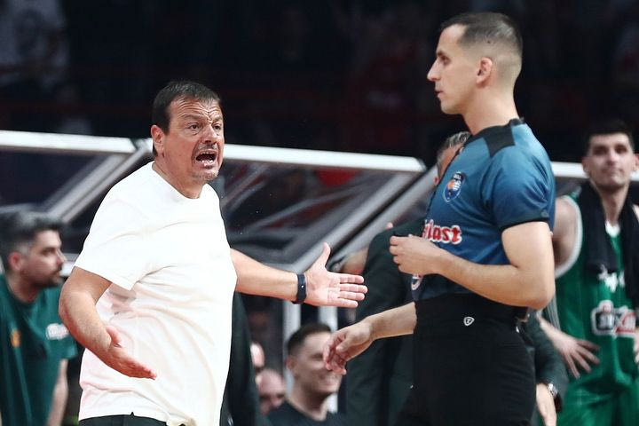 Ολυμπιακός – Παναθηναϊκός AKTOR: Ο Αταμάν μπήκε στο παρκέ διαμαρτυρόμενος, αποβλήθηκε με δεύτερη τεχνική ποινή