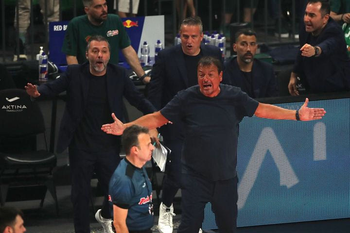 Παναθηναϊκός AKTOR – Ολυμπιακός: Ο Αταμάν μπήκε στον αγωνιστικό χώρο για να διαμαρτυρηθεί για φάουλ του Γουόκαπ στον Σλούκα και δέχθηκε τεχνική ποινή
