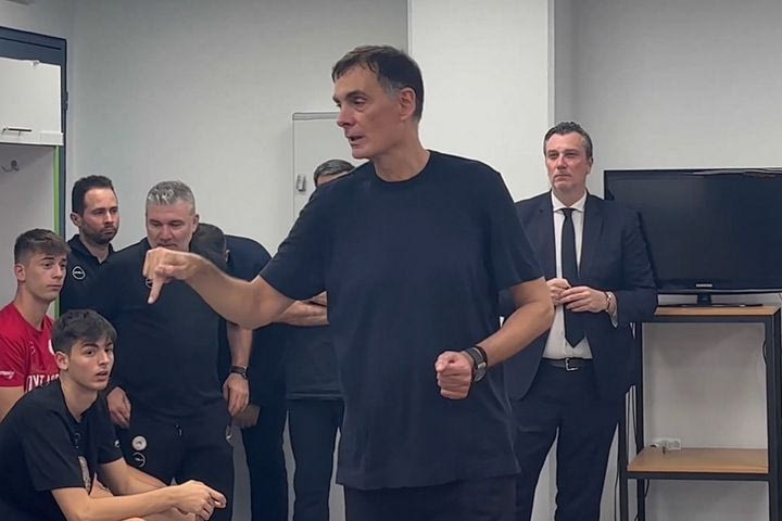Ο παθιασμένος λόγος του Μπαρτζώκα μετά το διπλό στο ΟΑΚΑ και οι ιαχές των παικτών: “Δείξατε κότσια – κανένας πανηγυρισμός, έχουμε αγώνα την Κυριακή”