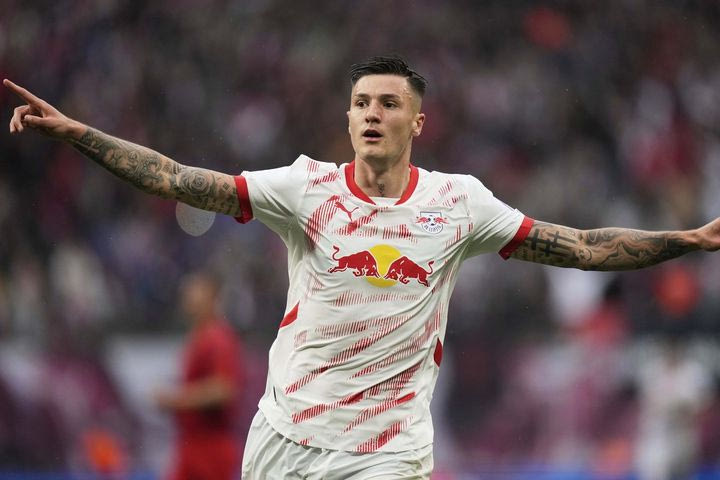 Νιούκαστλ, μεταγραφές: Χαλί τα εκατομμύρια για τον Σέσκο, αυτά τα ποσά έχουν πέσει στο τραπέζι για τον επιθετικό της Λεψίας