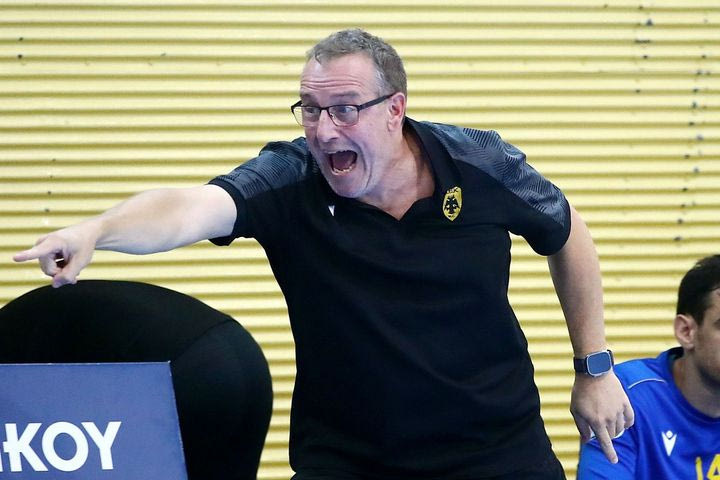 Ο Μπουζόν ανέβασε φωτογραφίες με φάσεις που διαμαρτύρεται για τη διαιτησία του Game 4 με τον Ολυμπιακό: “Η νίκη ήταν κατόρθωμα”
