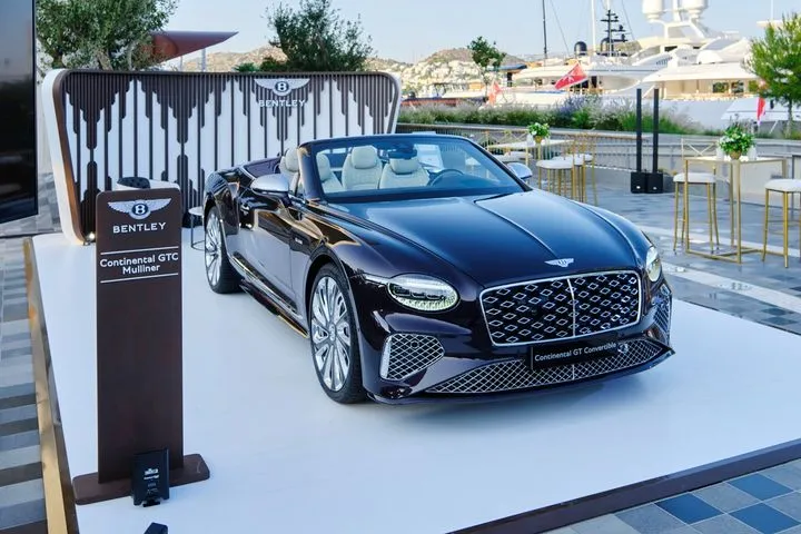 Η Bentley “ταιριάζει γάντι” στην Αθηναϊκή Ριβιέρα και προσφέρει ένα ταξίδι πολυτέλειας και κομψότητας