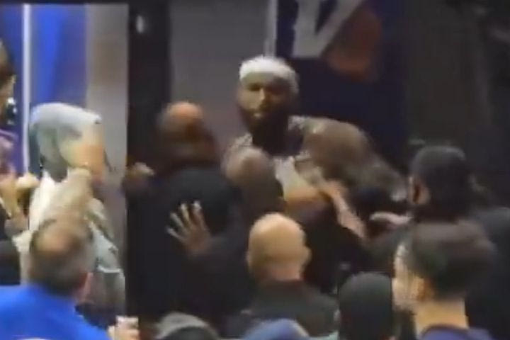 Αδιανόητα πράγματα από Κάζινς στο Πουέρτο Ρίκο: Πήγε να έρθει στα χέρια με άτομα στα court seats και μετά προσπάθησε να κάνει ντου στην εξέδρα