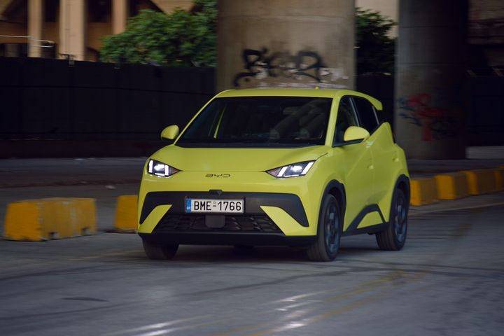 Δοκιμάζουμε το ολόφρεσκο BYD Dolphin Surf και βρίσκουμε το απόλυτο αυτοκίνητο πόλης- και όχι μόνο