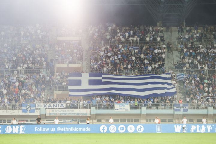 Εθνική Ελλάδας: Εντυπωσιακή ατμόσφαιρα στο Παγκρήτιο με 20.000 φιλάθλους και κρητικούς χορούς