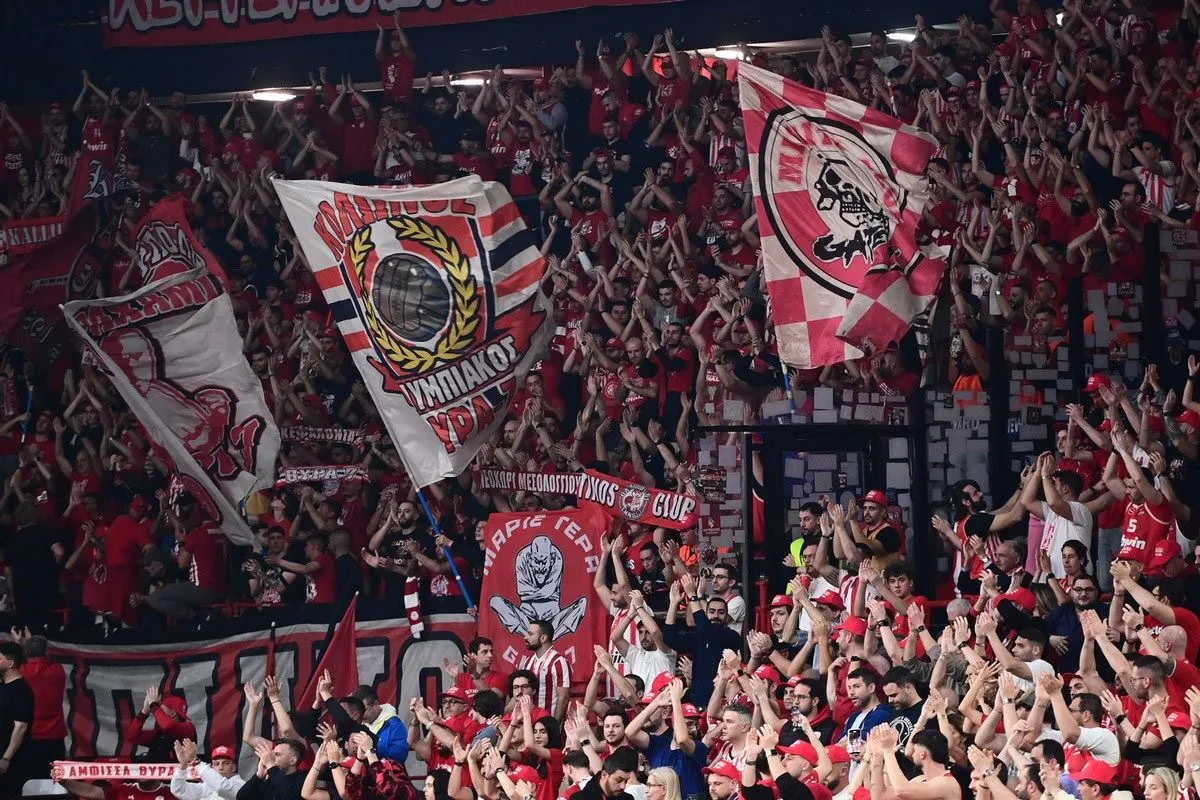 Οι οπαδοί του Ολυμπιακού στο ΣΕΦ
