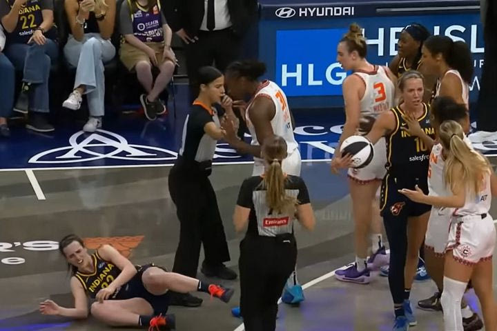 WNBA: Χάος σε αγώνα της Ιντιάνα, η Μέιμπρι πέταξε στο παρκέ την Κλαρκ, σε ματς με δύο γενικευμένες συρράξεις και 3 αποβολές