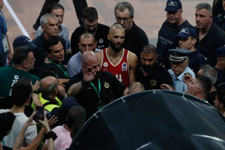 Παναθηναϊκός AKTOR – Ολυμπιακός: Ο Φουρνιέ αποβλήθηκε ύστερα από το επεισόδιο με τους οπαδούς του Παναθηναϊκού στα court seats