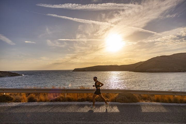 Serifos Sunset Race: Τρέχεις και κολυμπάς με φόντο το ηλιοβασίλεμα της Σερίφου