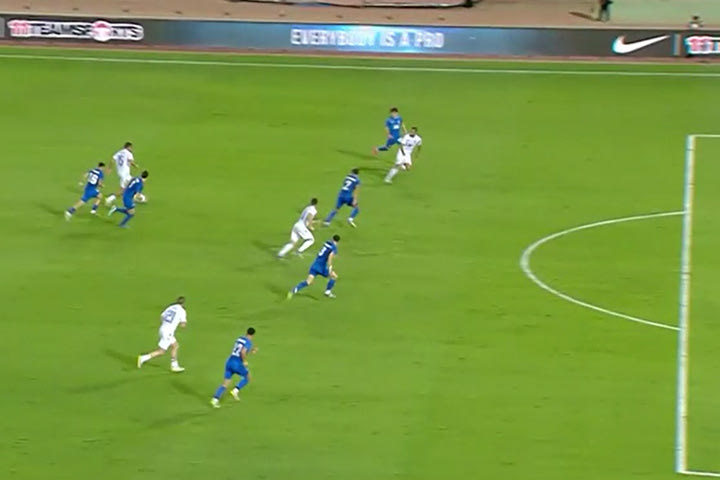 Ο Χάντσκο τσίμπησε υπέροχα την μπάλα πάνω από τον Μανδά και ισοφάρισε για τη Σλοβακία