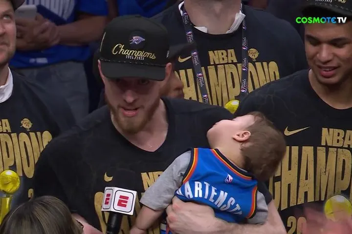 NBA Finals: Απίθανη σκηνή, με τον γιο του Χάρτενσταϊν να κοιμάται στην αγκαλιά του πριν από την απονομή του πρωταθλήματος