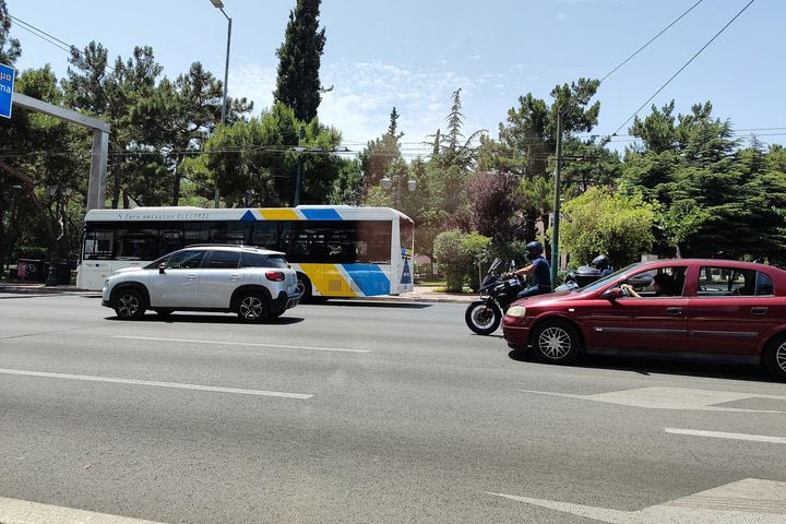 Κάμερες και στα λεωφορεία- Από τον Ιούλιο το πρόστιμο των 200 ευρώ για τις λεωφορειολωρίδες