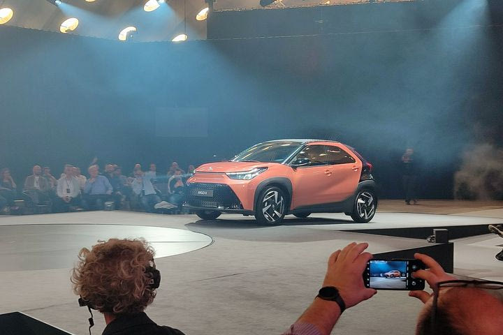 Αποστολή στις Βρυξέλλες για το νέο Toyota Aygo X Hybrid: Η μικρή “αστική επανάσταση” τώρα και υβριδική
