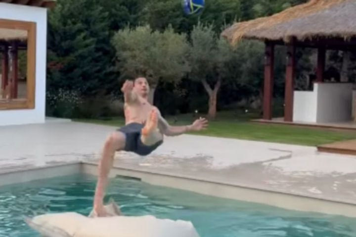 Το ανάποδο ψαλιδάκι του Ζλάταν Ιμπραχίμοβιτς στην πισίνα έριξε το Instagram
