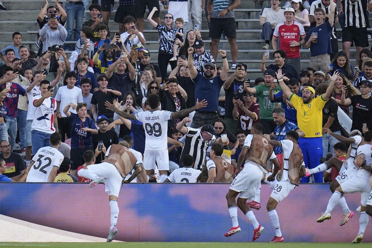 Ο Ιγκόρ Ζεσούς πανηγυρίζει