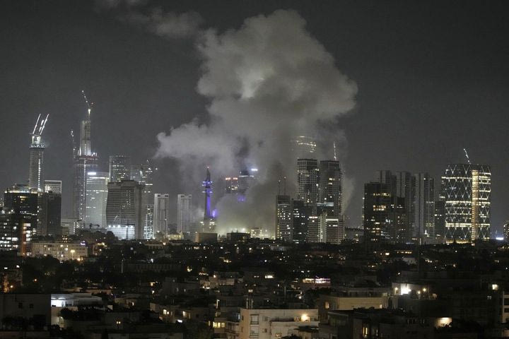 Εκατοντάδες πύραυλοι σε Τελ Αβίβ και Ιερουσαλήμ – Το Ιράν “ξεκίνησε τα αντίποινα”