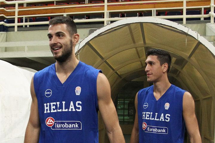 Το γαλανόλευκο αντίο του Λαρεντζάκη στον Παπαπέτρου