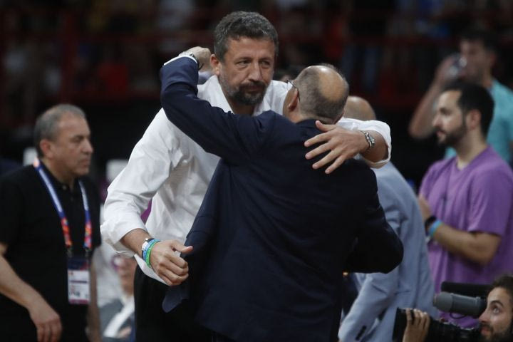 EuroBasket Women’s 2025: Η αγκαλιά Λιόλιου – Τούρκογλου μετά το τέλος του Ελλάδα – Τουρκία