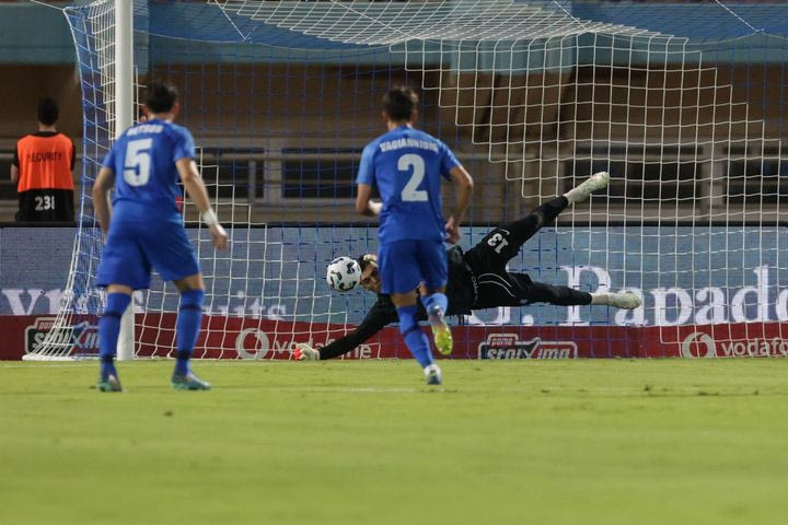 Εθνική Ελλάδας: Τρομερή διπλή απόκρουση του Μανδά στο πέναλτι που ίδιος υπέπεσε