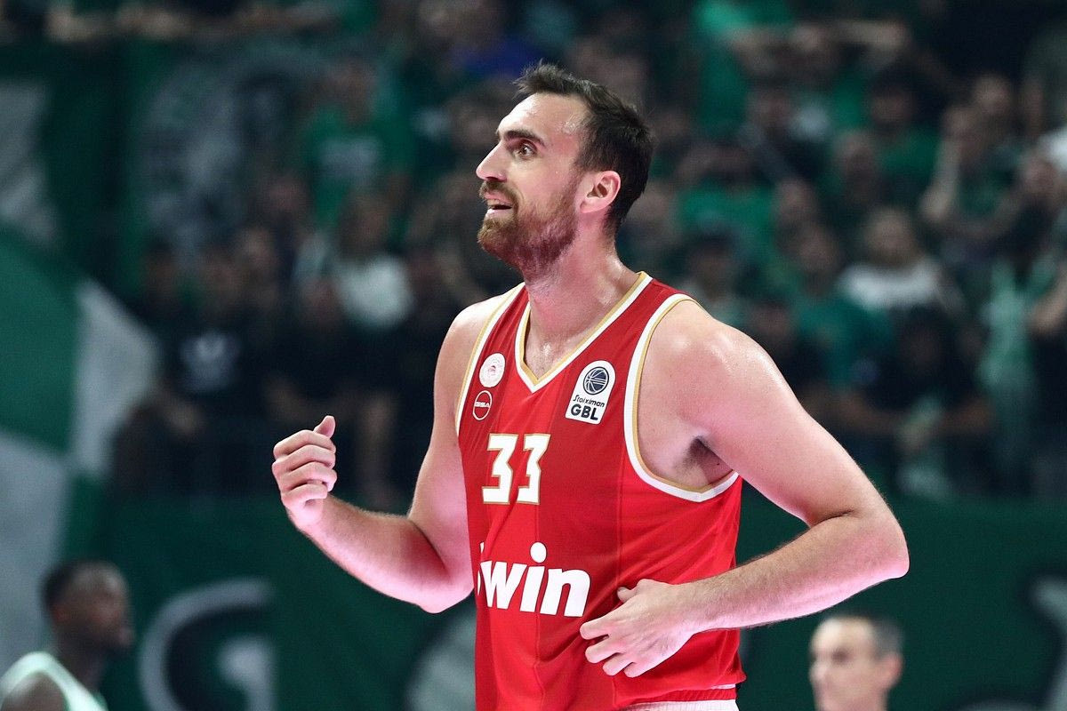 Ο Νίκολα Μιλουτίνοβ