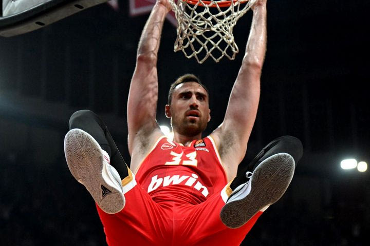 Ολυμπιακός: Ο Μιλουτίνοβ μένει στον Πειραιά για 2+1 χρόνια, απίστευτη ρελάνς Αγγελόπουλων