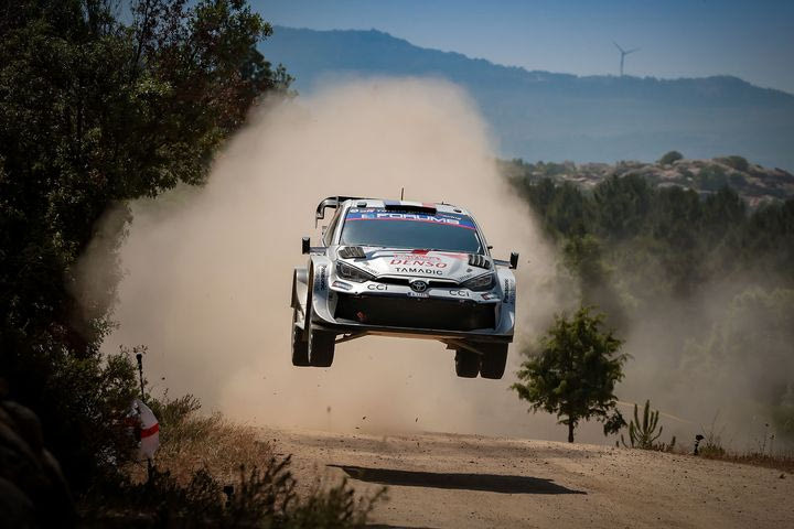 Αλώβητος ο Οζιέ από τη σκληρή δεύτερη μέρα στη Σαρδηνία, ηγείται με 11” από τον Τάνακ