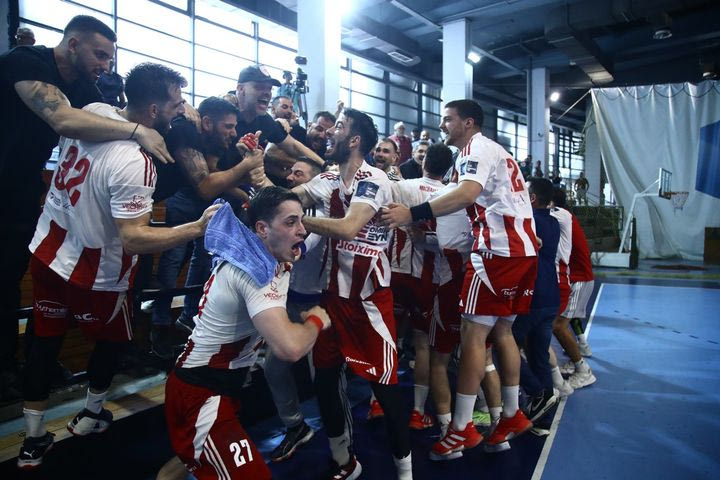 Οι πανηγυρισμοί των παικτών του Ολυμπιακού με τους φιλάθλους για την κατάκτηση του πρωταθλήματος