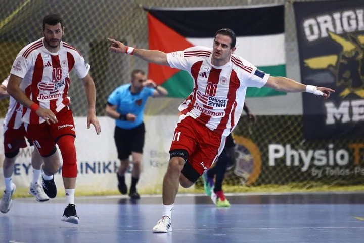 Τα highlights από την εμφατική νίκη του Ολυμπιακού επί της ΑΕΚ στον πρώτο τελικό της Handball Premier
