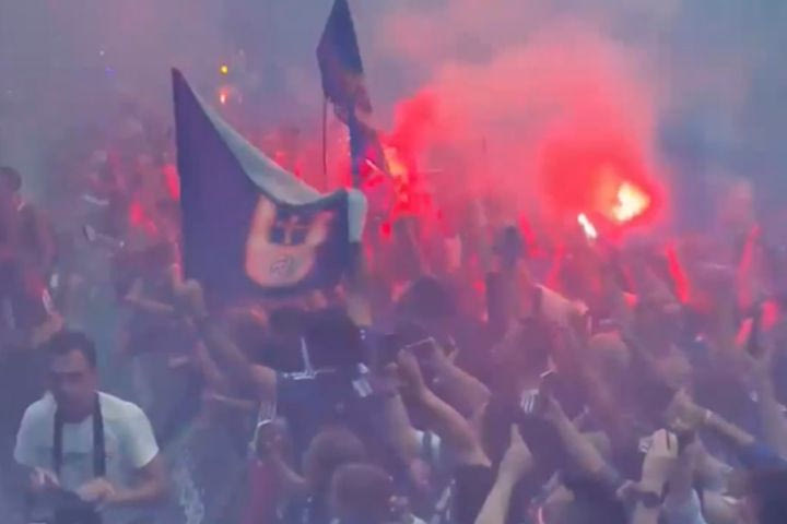 Χαμός από τους οπαδούς της Ρεάλ Οβιέδο πριν από το ιστορικό ματς με τη Μιραντές: Υποδέχθηκαν την αποστολή με συνθήματα και καπνογόνα