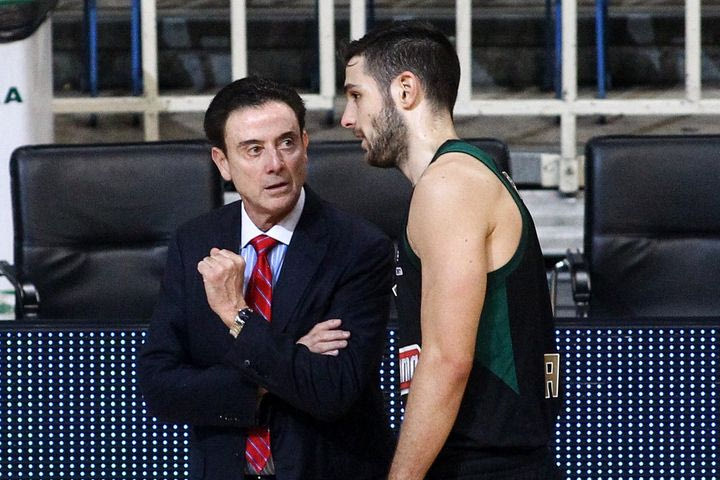 Η υπόκλιση του Ρικ Πιτίνο στον Ιωάννη Παπαπέτρου: “Αποτελεί απόλυτη τιμή για το μπάσκετ στην Ελλάδα”