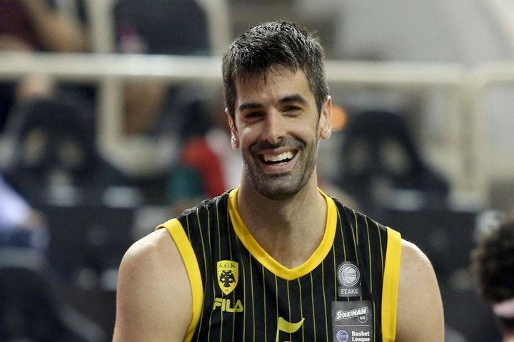 Ντούσαν Σάκοτα: “Όταν ο Ντράγκαν έρχεται και κάνει αυτή τη σεζόν με την ΑΕΚ, γιατί να σταματήσει; Επειδή το γράφει η ταυτότητα;”