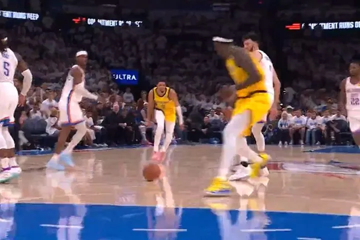 Assist of the Night η μαγική πάσα του Χαλιμπάρτον στον Σιάκαμ για το κάρφωμα στο Game 1 των τελικών του NBA