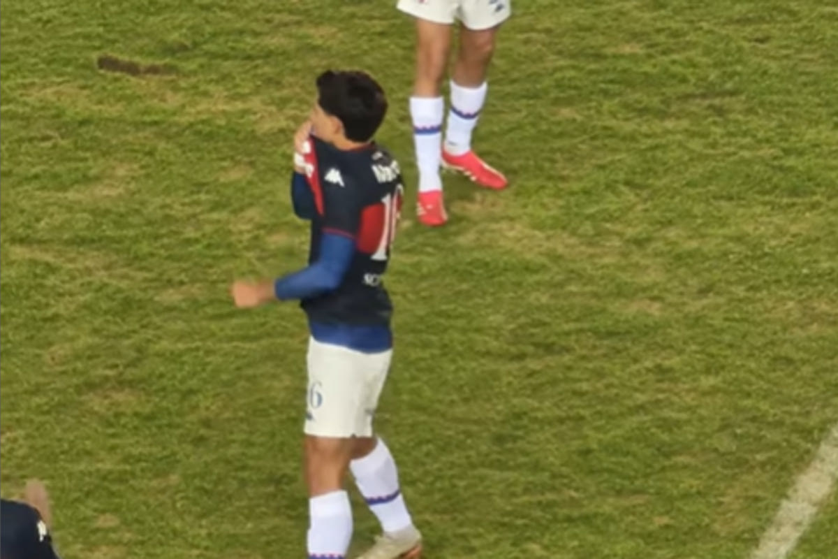 Ο Λορέντζο Σιπιόνι φιλά το σήμα της Τίγκρε