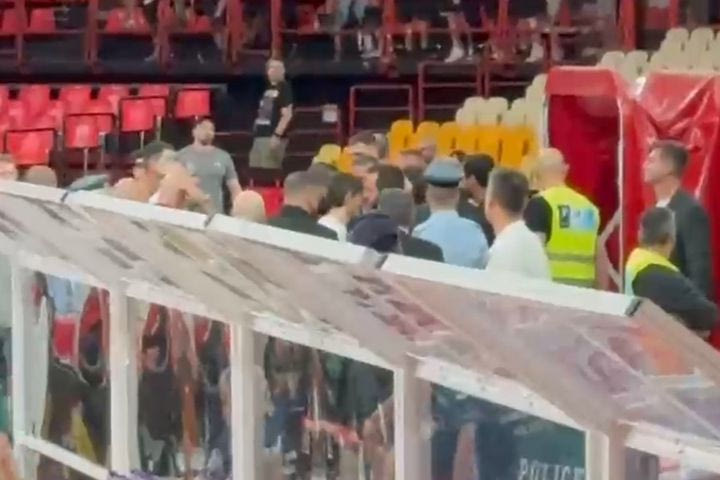 Ολυμπιακός – Παναθηναϊκός AKTOR: Ο Δημήτρης Γιαννακόπουλος βγήκε στη σάλα του ΣΕΦ για δευτερόλεπτα και γύρισε στα αποδυτήρια
