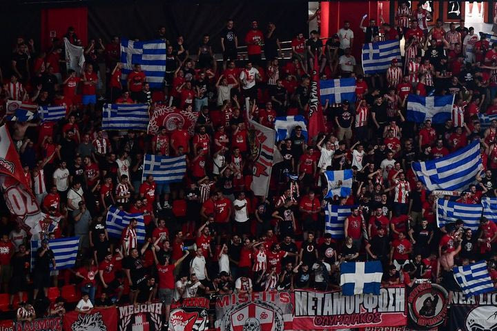 Ολυμπιακός – Παναθηναϊκός AKTOR: Γέμισε με ελληνικές σημαίες το ΣΕΦ για το Game 4 των τελικών