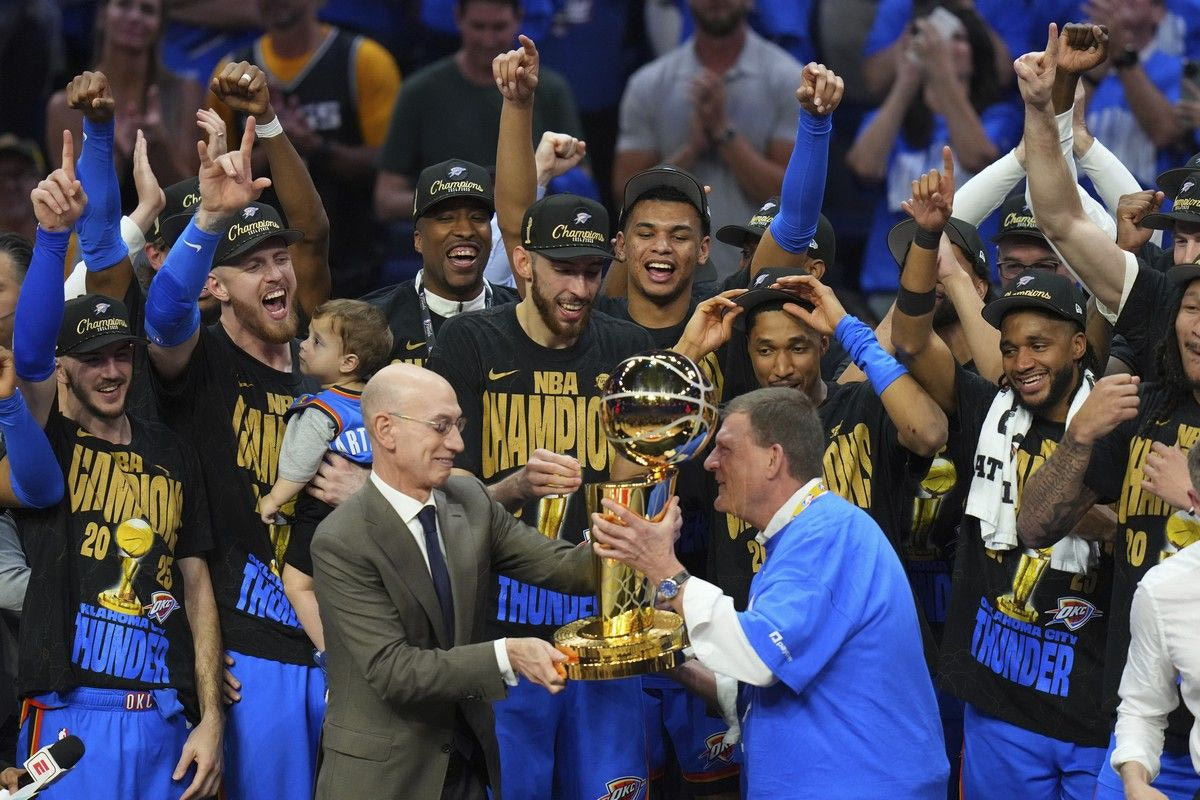 Η στιγμή της απονομής του πρωταθλήματος στους Θάντερ