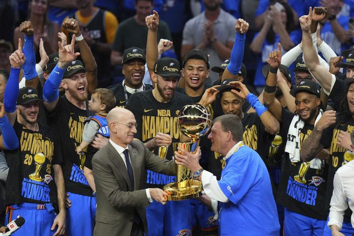 Η στιγμή της απονομής του πρωταθλήματος στους Θάντερ