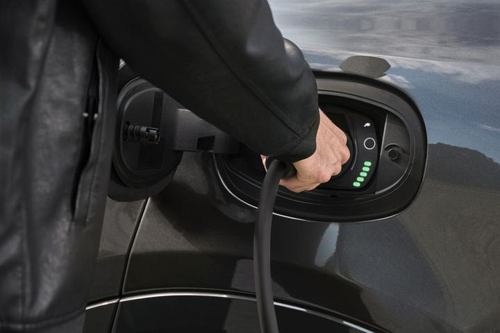 Με μικρότερη επιδότηση αλλά για όλα τα ηλεκτρικά οχήματα, το νέο πρόγραμμα του Υπουργείου Μεταφορών