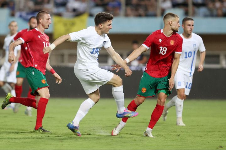 Ο Μπακασέτας βρήκε υπέροχα τον Τζόλη και αυτός με πλασέ ανέβασε τον δείκτη του σκορ στο 3-0 για την Εθνική