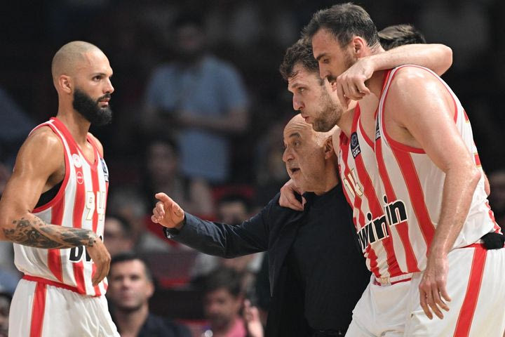 Ολυμπιακός: Διάστρεμμα ο Βεζένκοβ